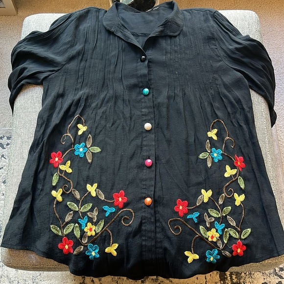 Vintage embroidered Floral Top with colorful buttons - Picture 10 of 17